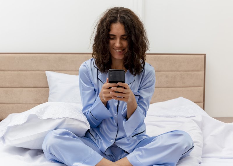 Posežete za mobitelom čim se probudite? Pazite kako to utječe na mozak