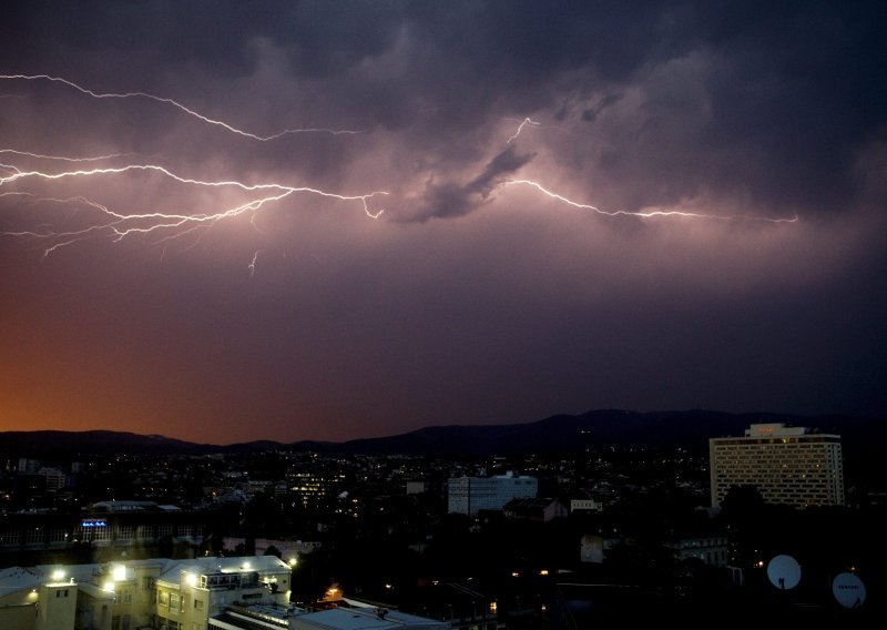 Na snazi meteoalarm! Stižu jaki pljuskovi i grmljavina, a jednoj regiji prijeti i tuča