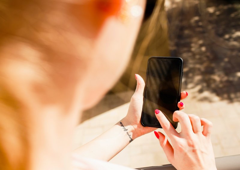 Zbog vrućina mnogi rade istu pogrešku s mobitelom, a posljedice mogu biti skupe