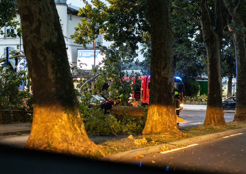 Nevrijeme protutnjalo preko Slovenije: Padala je tuča promjera pet centimetara