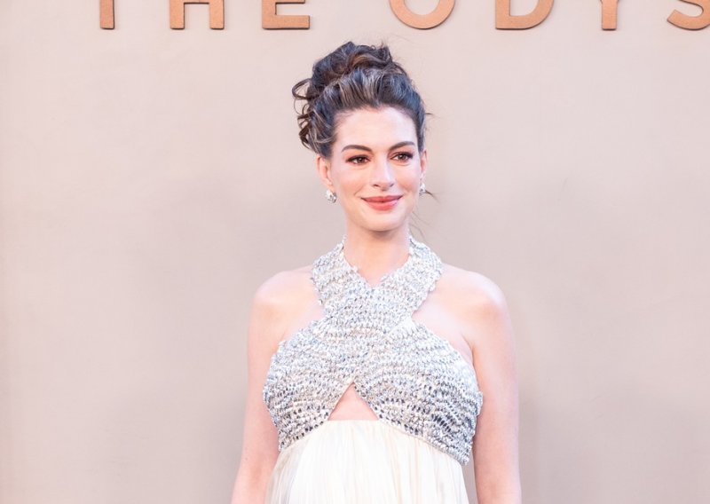 Detalj koji je ukrao pažnju: Anne Hathaway u Pradi uzdignula trudnički stil na novu razinu