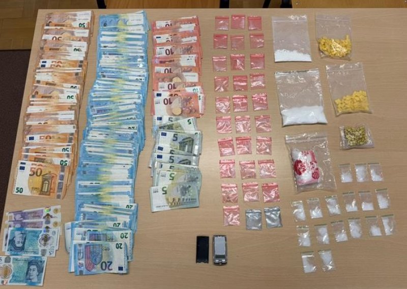 Britanac uhićen u Tisnom: Pogledajte što je sve policija našla kod njega