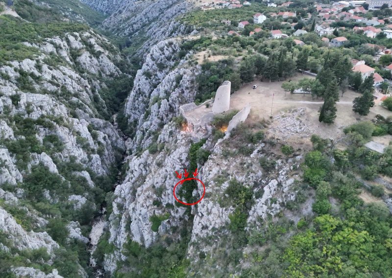 FOTO Muškarac 10 sati visio naglavačke između stijena na 40 stupnjeva, spasio ga HGSS