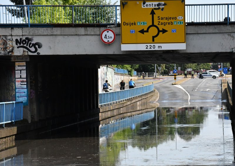 Nevrijeme u Slavonskom Brodu napravilo poplavu: Pogledajte fotografije i snimke