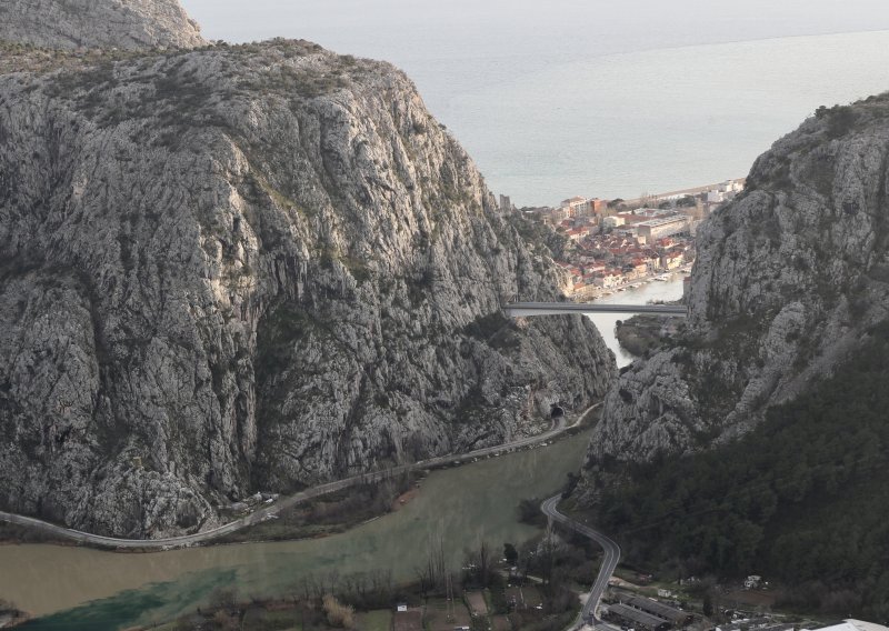 Omiška obilaznica opet otvorena za promet, ali žurne službe su i dalje na terenu