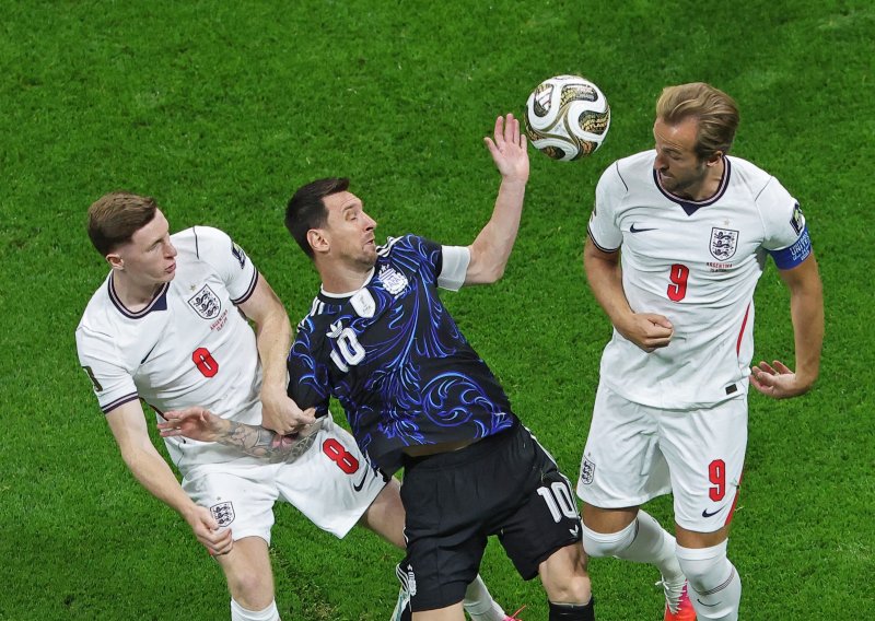 Argentina i Engleska u velikom ratu za finale SP-a. Nervoza, prekršaji i naguravanja 'ubili' nogomet
