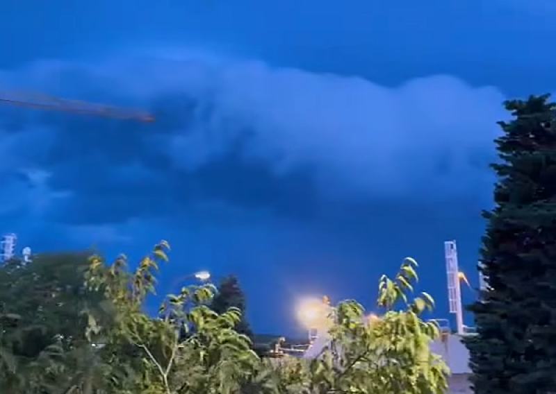 Nevrijeme zahvatilo Pulu i kreće se prema Dalmaciji, vatrogasci već imaju posla