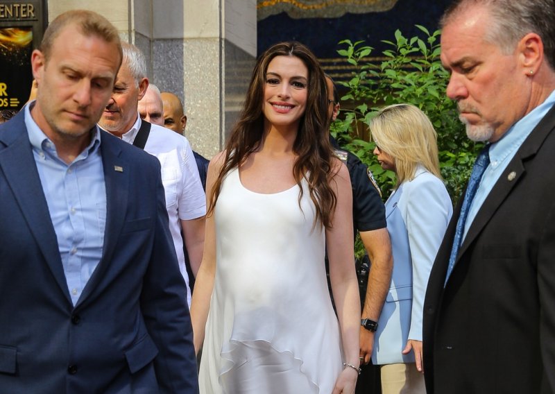 Idealna za ljeto: Ova elegantna satenska haljina izgleda savršeno baš iz svakog kuta