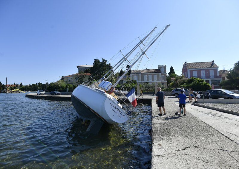 Oluja napravila kaos kod Zadra: Jedrilica završila uz cestu, more poplavilo Bibinje, dramatično je bilo i u Pagu