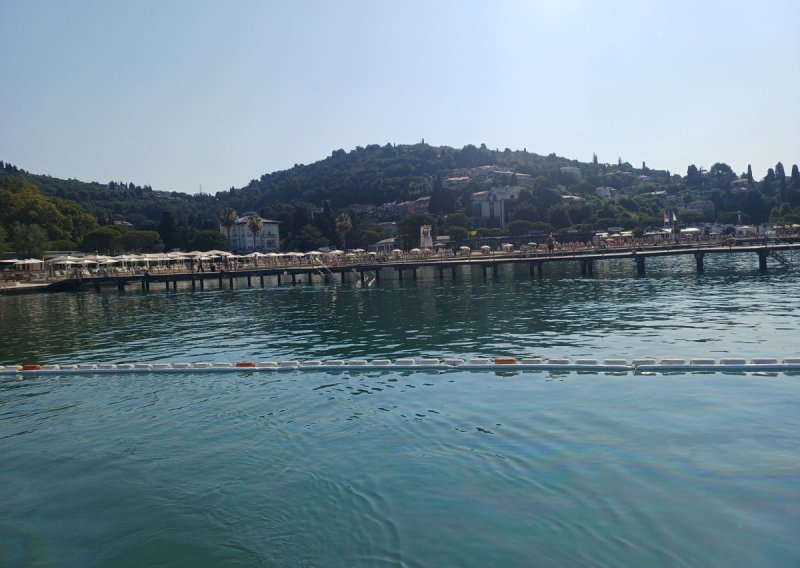 Zatvorena glavna plaža u Portorožu: U more se izlilo gorivo, kupačima zabranjen ulazak