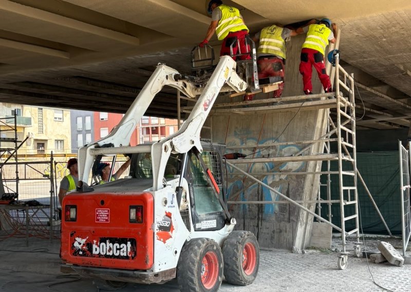VIDEO Velika operacija na Zagrebačkoj aveniji: Pogledajte kako radnici podižu nadvožnjak