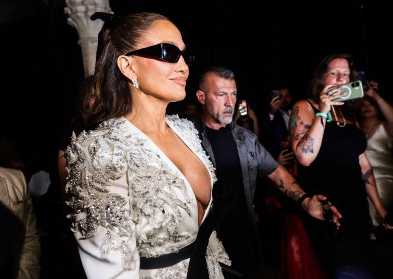 'Nestvarno lijepa': Društvene mreže 'gore' zbog izazovnog looka Jennifer Lopez