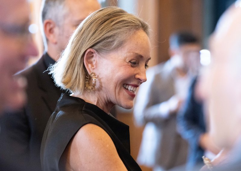 Sharon Stone zablistala u svilenoj crnoj haljini, a jedan je detalj ukrao svu pažnju
