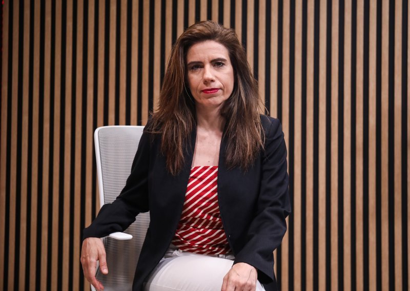 Katarina Peović predstavila novu pjesmu: Pjeva o Jugoplastici i Brodomerkuru