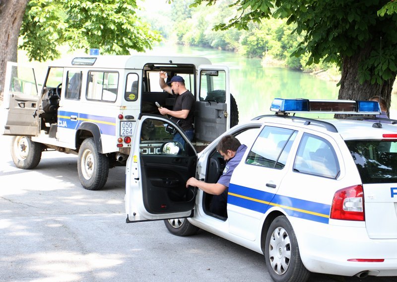 Pustio pse na policajce pa prijetio da će ih raznijeti bombom: Završio u pritvoru