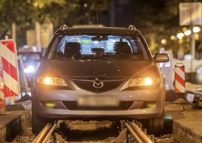 Još jedan vozač završio u raskopanim tračnicama, tramvaji ponovno stali