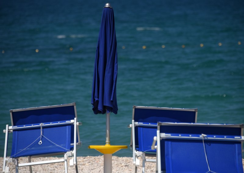 Srpkinja u Sukošanu ukrala suncobran i ležaljke pa izbačena iz Hrvatske