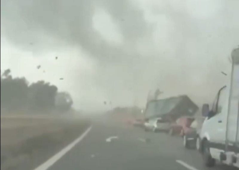 VIDEO Žestoke oluje poharale Francusku: Dvoje mrtvih, deseci tisuća kućanstava bez struje
