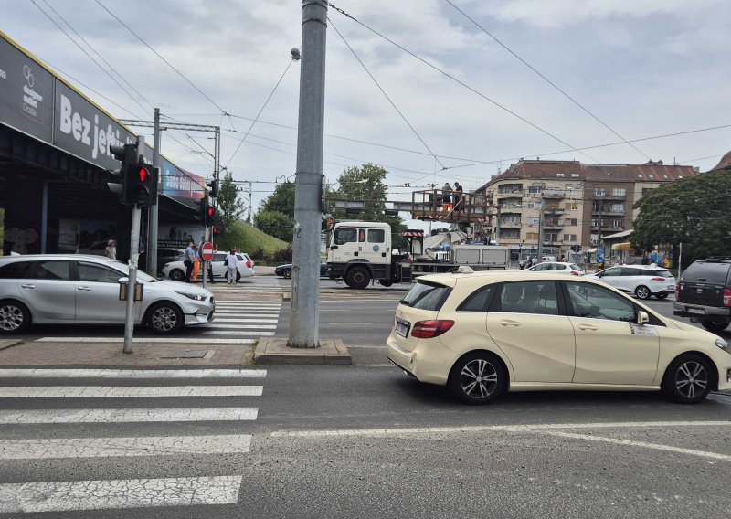 Kolaps u Zagrebu: Kamion oštetio tramvajsku mrežu, četiri linije voze obilazno