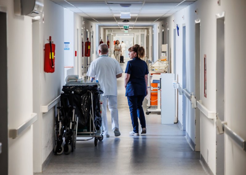 Zbog preopterećenja i neobične epidemije 'ljetnih bolovanja' splitska bolnica počinje uvoziti radnu snagu