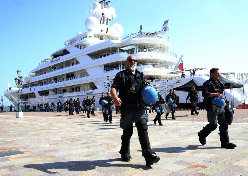 Trumpov veleposlanik obilazi talijansku obalu na jahti od 450 milijuna dolara. Račun za osiguranje stiže državi