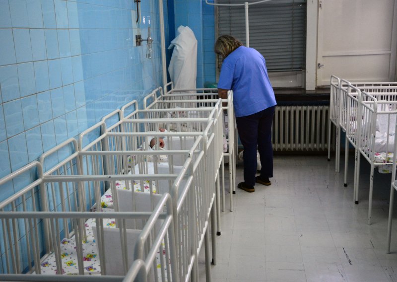 Objavljene brojke o rođenima i umrlima, zabrinjavajući podaci tiču se - braka