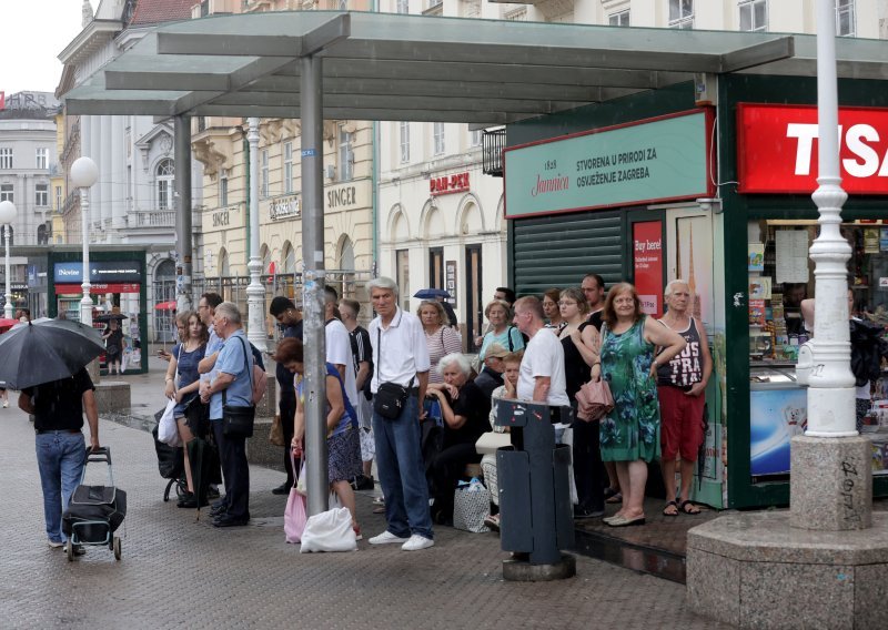 Nevrijeme pogodilo Zagreb: Vozači stali zbog tuče, problemi u opskrbi strujom
