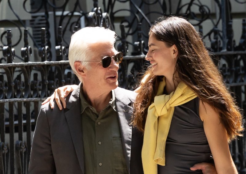 Richard Gere u zagrljaju s 48 godina mlađom glumicom