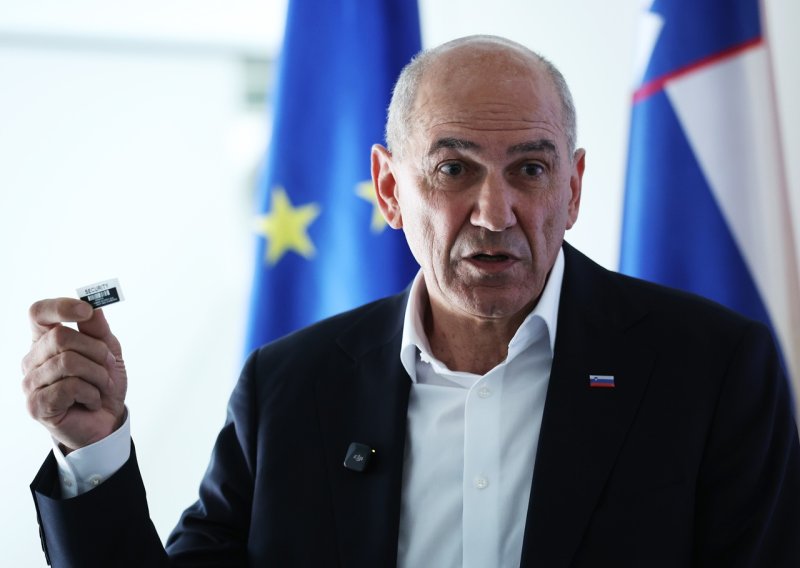 Dvojac koji želi uložiti u Hajduk, slovenskom premijeru poklonio Hajdukov dres s Livajinim potpisom