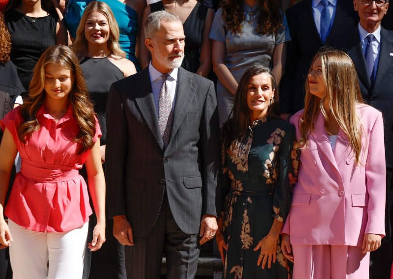 Kraljica i njezine kćeri briljiraju: Letizia posudila naušnice od Leonor, a Sofia nosi Mango