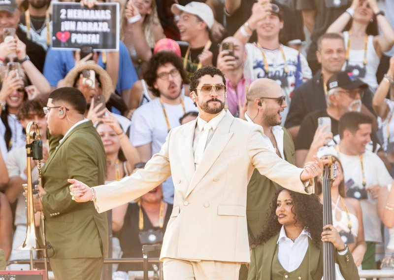 Nevrijeme s tučom prekinulo koncert Bad Bunnyja: Posjetiteljima komadi leda razbijali glave