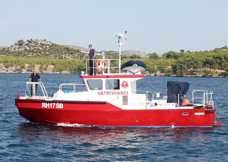 Drama na moru: Kod Premanture planula i potonula brodica, u Puli druga spašena u zadnji čas