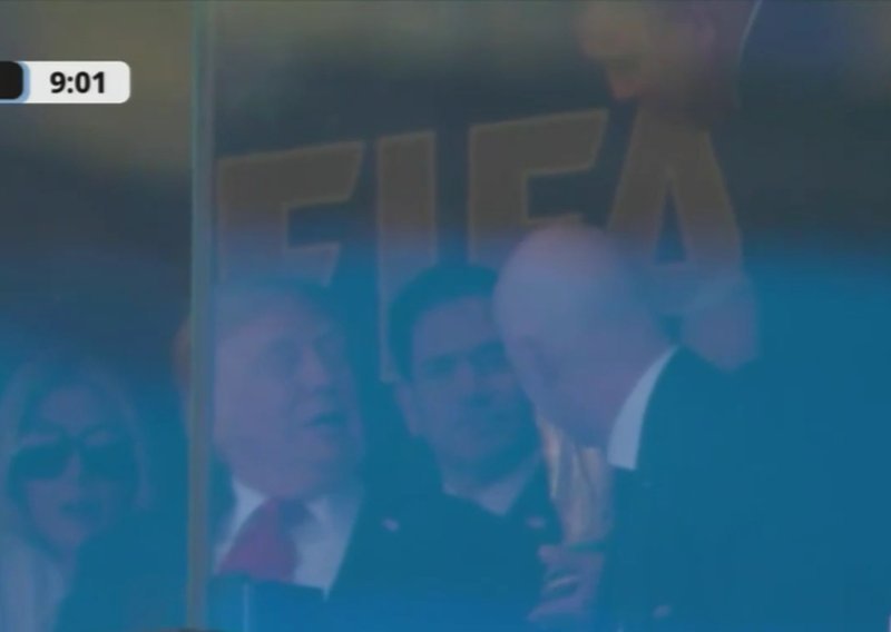 Nogometni svijet u nevjerici kad je vidio tko je Trumpu uručio pehar: ‘Recite da ovo nije istina’