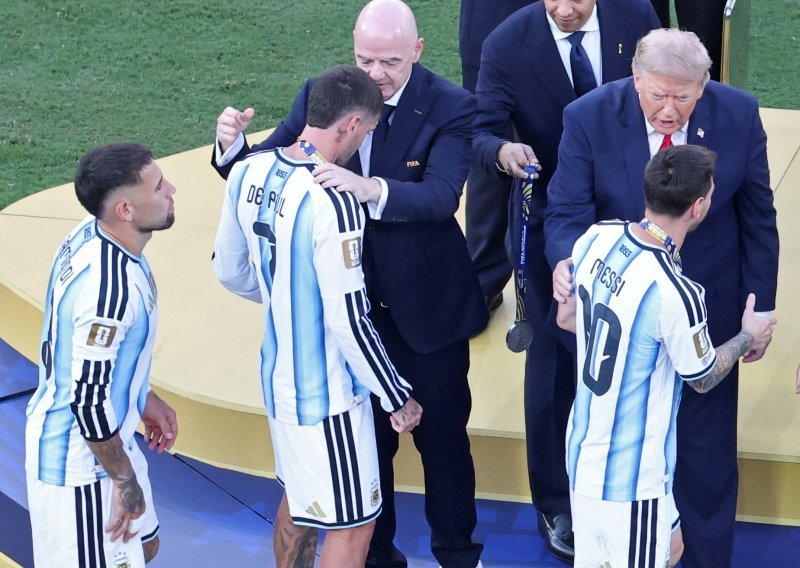 Trump napravio nevjerojatan gaf na dodjeli medalja. Argentinac se morao vratiti