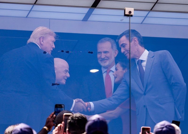 Trump se nakon prijetnji Španjolskoj rukovao s premijerom Sánchezom