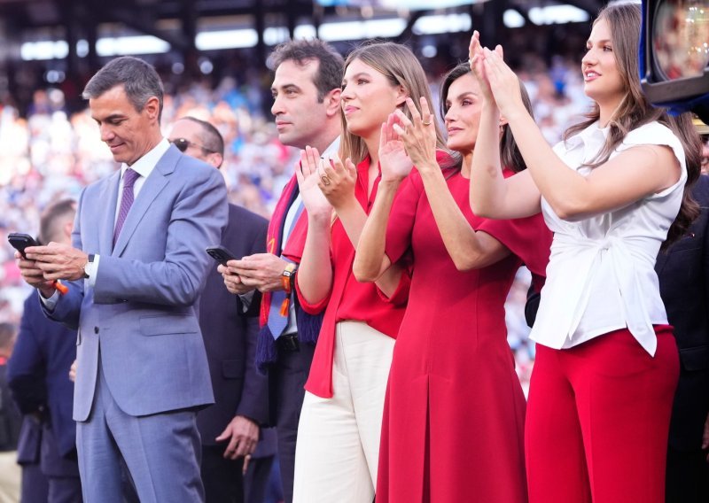 Crvena kao simbol podrške: Kraljica Letizia servirala lekciju iz elegantnog navijačkog stila