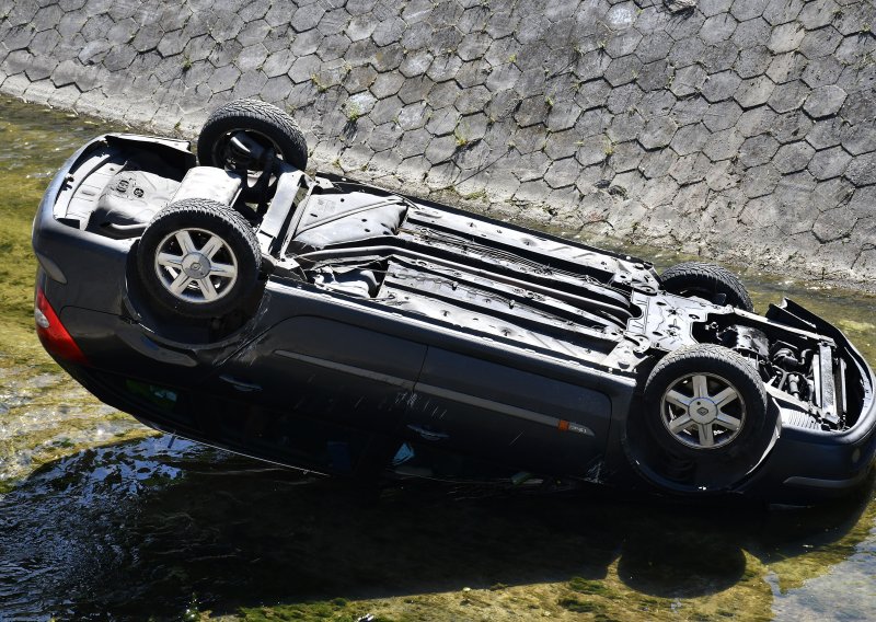 Automobil se prevrnuo na krov, poginuo maloljetnik