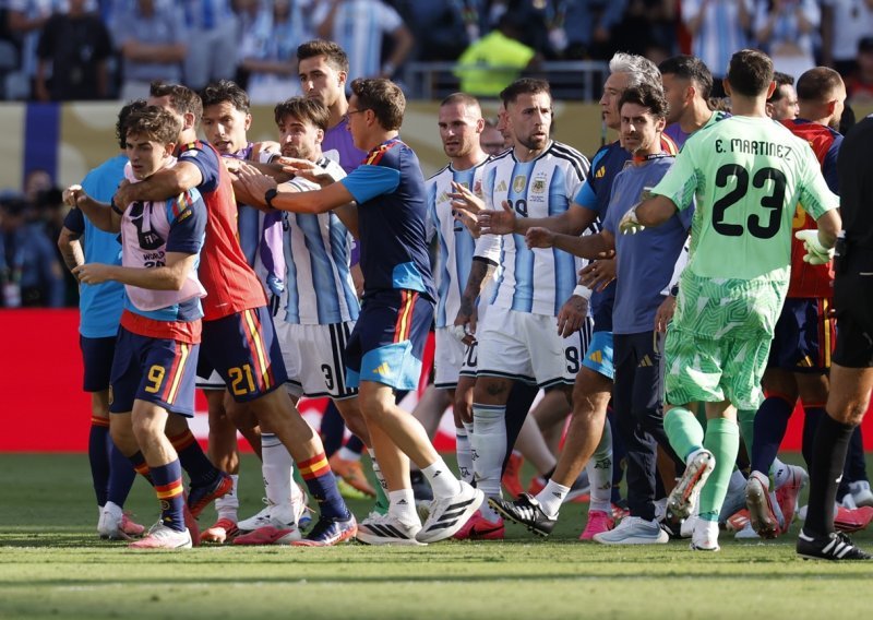 Prvo ga Argentinci istukli na terenu, a onda još postao glavna meta šale u španjolskoj svlačionici