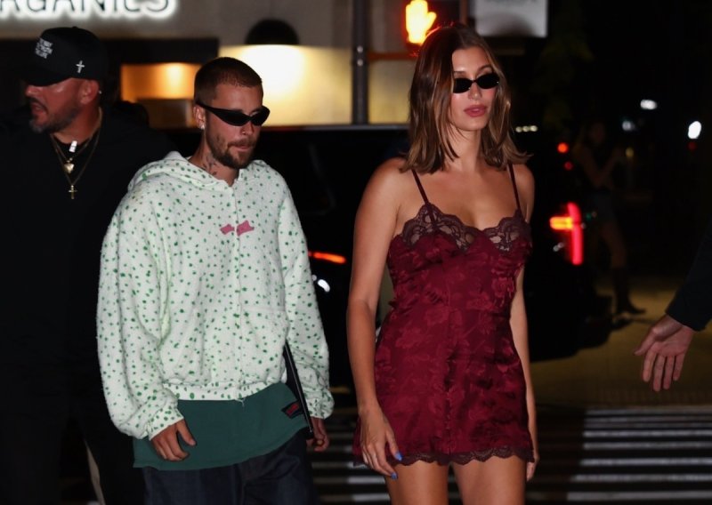 Zavodljiva haljina Hailey Bieber u prvi je plan istaknula njezine kilometarski duge noge