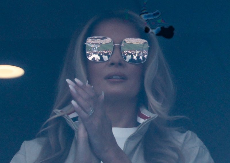 Melania stigla u običnoj majici iz Gapa, no sve oči bile su uprte u njezine gole­me naočale