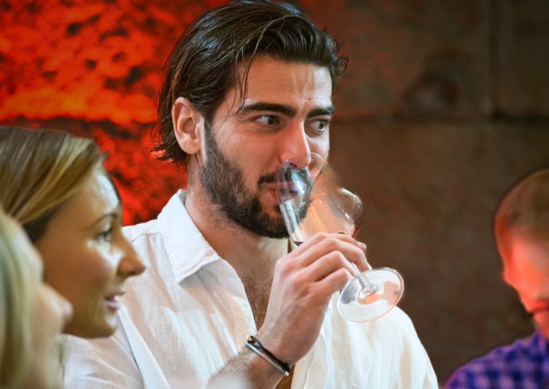 Šime Elez nasmijao pratitelje: 'Nema mi ništa draže nego džemper liti'