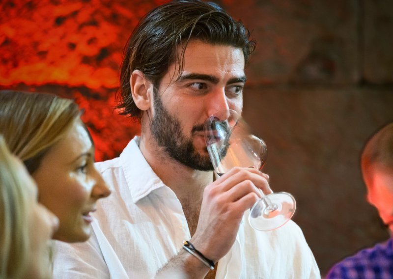 Šime Elez nasmijao pratitelje: 'Nema mi ništa draže nego džemper liti'