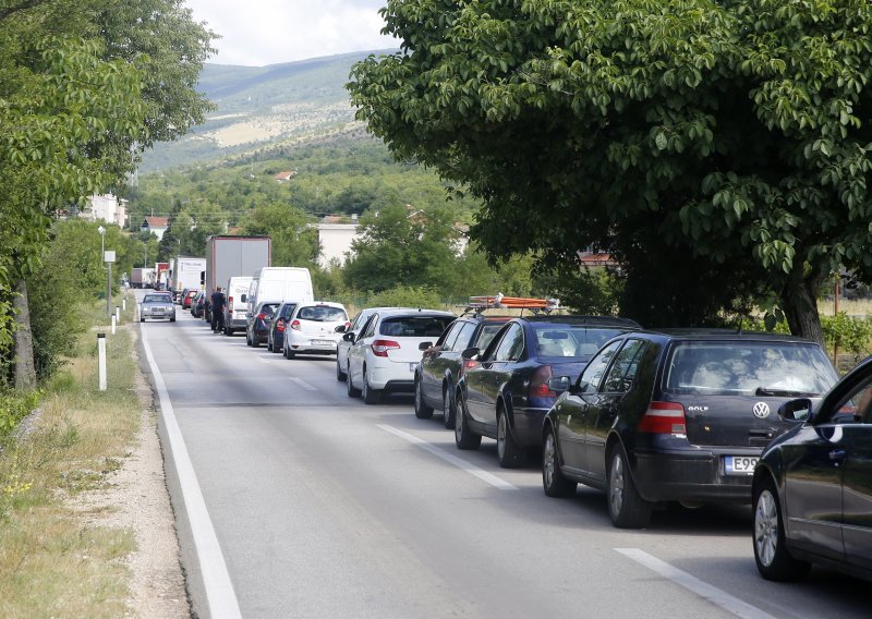 Gužve na putu prema hrvatskoj obali: U Hercegovini kolone duge i više od deset kilometara