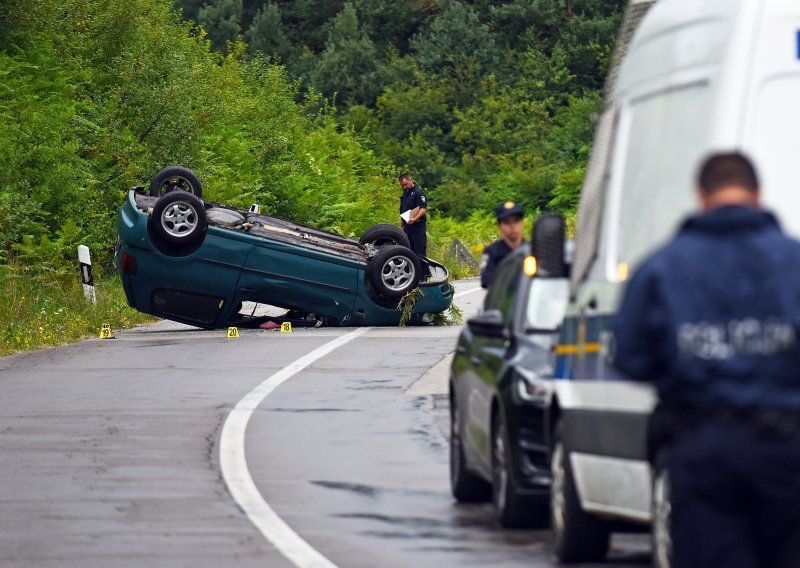Automobil se prevrnuo na krov, poginuo maloljetnik