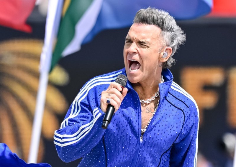 Robbie Williams objasnio misteriozni bijeli predmet koji mu je ispao iz usta na SP-u