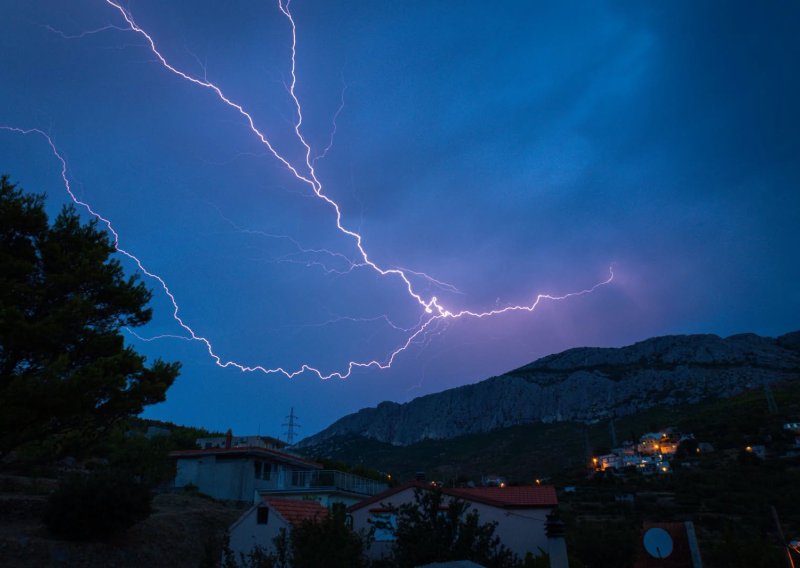 Uvertira u nevrijeme: Krenuo 'light show' na nebu iznad Hrvatske, ponegdje neverini