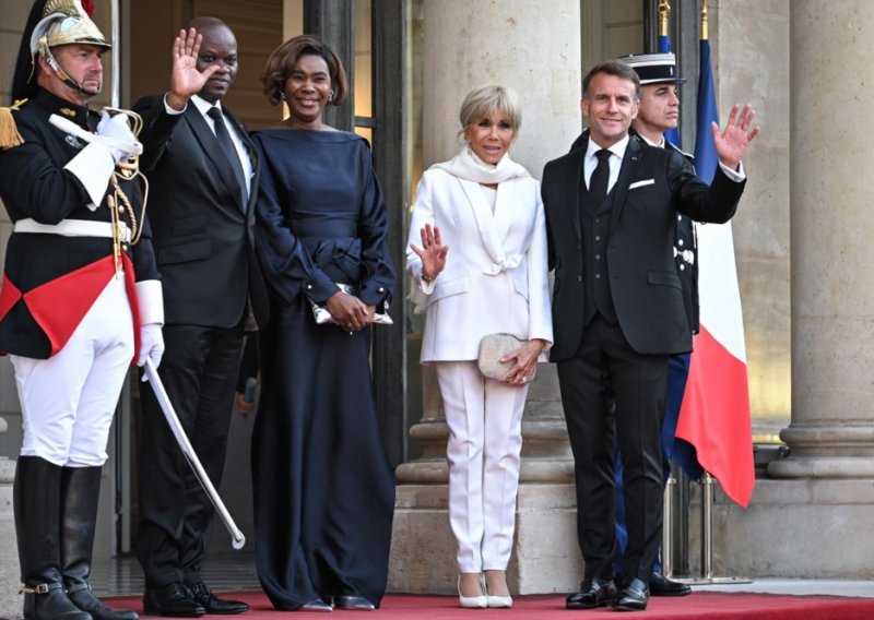 Bijelo odijelo i jedan chic detalj bili su dovoljni da Brigitte Macron zasjeni sve oko sebe