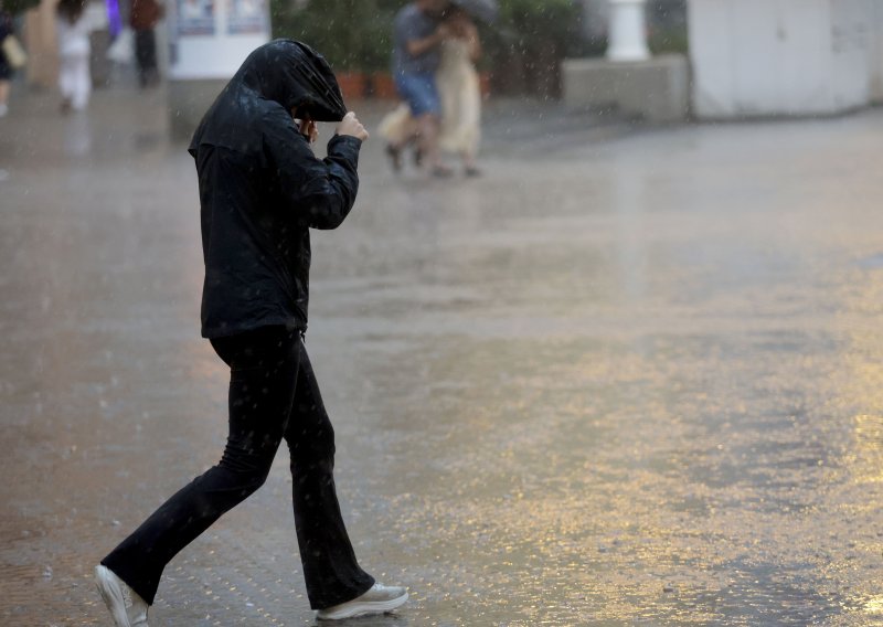 Za cijelu obalu upaljen meteoalarm: Pljuskovi mogući i u unutrašnjosti