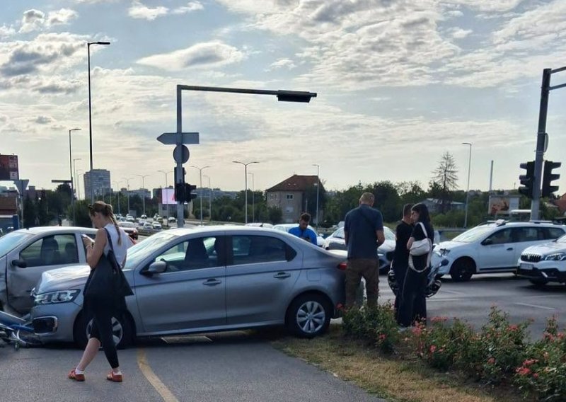 Sudar na prometnoj zagrebačkoj cesti, automobil pokosio pješački semafor