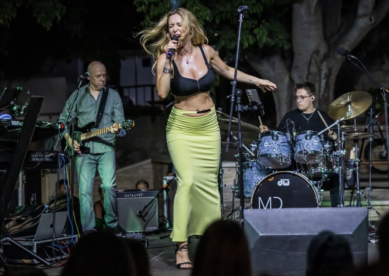 Nikad nisam vidio Lidiju u dugoj suknji, a kamoli u ovoj nijansi koja se vidi iz Muskovih satelita